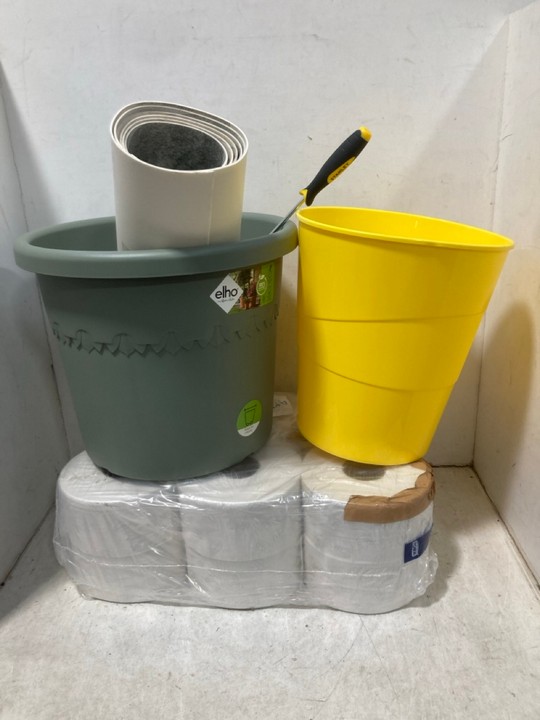 Lot 1370  
            Marchington SR11 - Parcel Delivery Only 

                
QTY OF ASSORTED ITEMS TO INCLUDE TORK PAPER TOWELS: LOCATION - B5