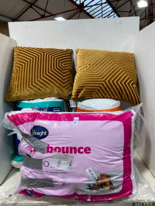 Lot 1376  
            Marchington SR11 - Parcel Delivery Only 

                
QTY OF ASSORTED SOFT FURNISHINGS TO INCLUDE PAOLETTI SCATTER CUSHION IN EVOKE GOL...