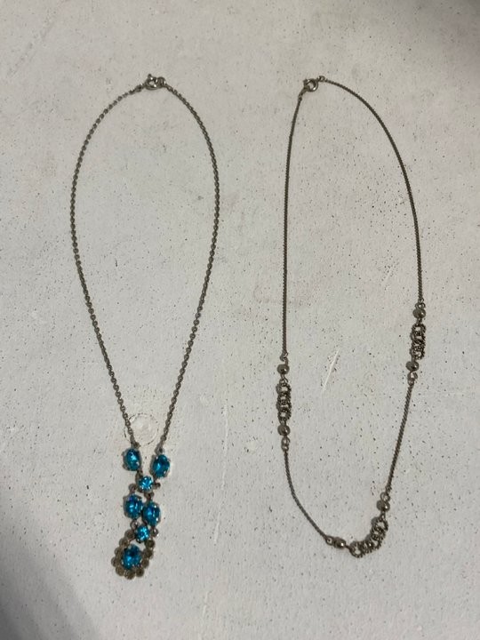 Lot 1389  
            Marchington SR11 - Parcel Delivery Only 

                
2 X SILVER COLOURED PENDANTS AND CHAINS IN A VELVET BAG: LOCATION - BR1