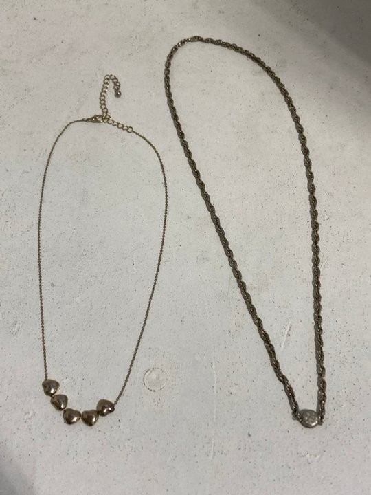 Lot 1390  
            Marchington SR11 - Parcel Delivery Only 

                
2 X SILVER COLOURED PENDANTS AND CHAINS IN A VELVET BAG: LOCATION - BR1