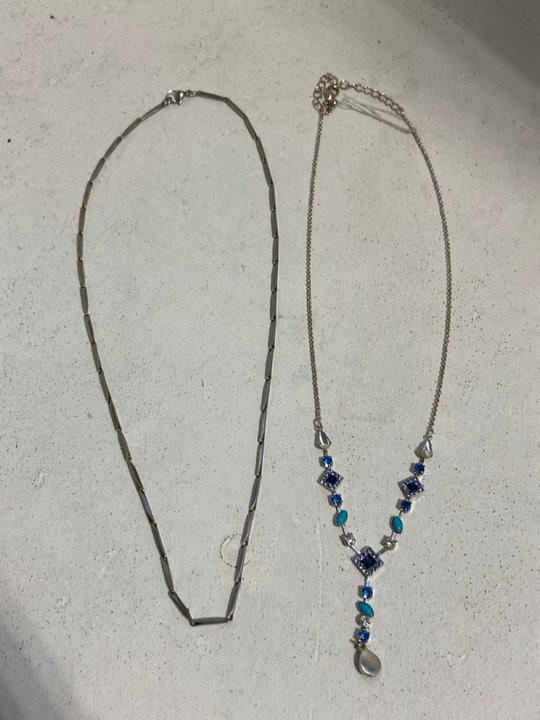 Lot 1391  
            Marchington SR11 - Parcel Delivery Only 

                
2 X SILVER COLOURED PENDANTS AND CHAINS IN A VELVET BAG: LOCATION - BR1