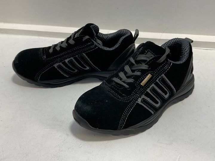 Lot 1394  
            Marchington SR11 - Parcel Delivery Only 

                
GROUNDWORK STEEL TOE CAP SHOES IN BLACK UK SIZE 4: LOCATION - BR2