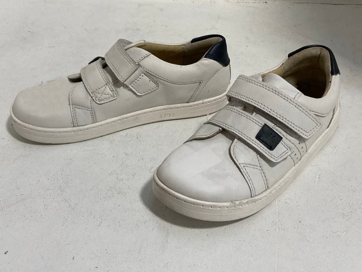 Lot 1400  
            Marchington SR11 - Parcel Delivery Only 

                
PAIR OF START RITE EXPLORE KIDS TRAINERS IN WHITE LEATHER : SIZE 13.5F UK KIDS: L...