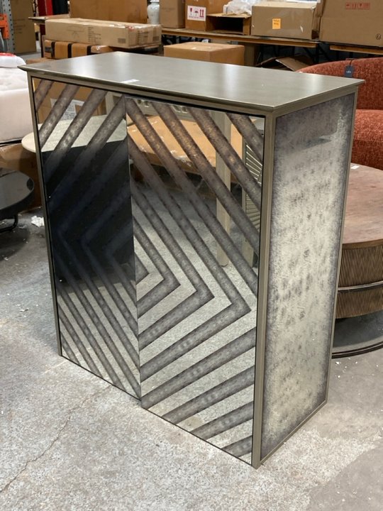 Lot 176  
            Marchington SR11 - Delivery or Collection 

                
LEXINGTON MIRRORED BAR CABINET IN MIRRORED CHAMPAGNE SILVER FINISH - ORIGINAL RRP...