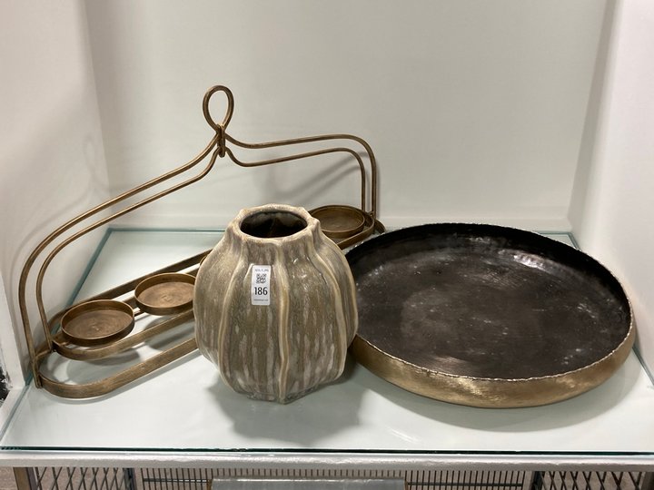 Lot 186  
            Marchington SR11 - Collection 

                
(COLLECTION ONLY) QTY OF ASSORTED HOMEWARE ITEMS TO INCLUDE DECORATIVE VASE IN NA...