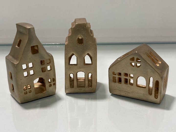 Lot 192  
            Marchington SR11 - Collection 

                
(COLLECTION ONLY) QTY OF LAURA ASHLEY DECORATIVE HOUSE ORNAMENTS IN ANTIQUE GOLD ...