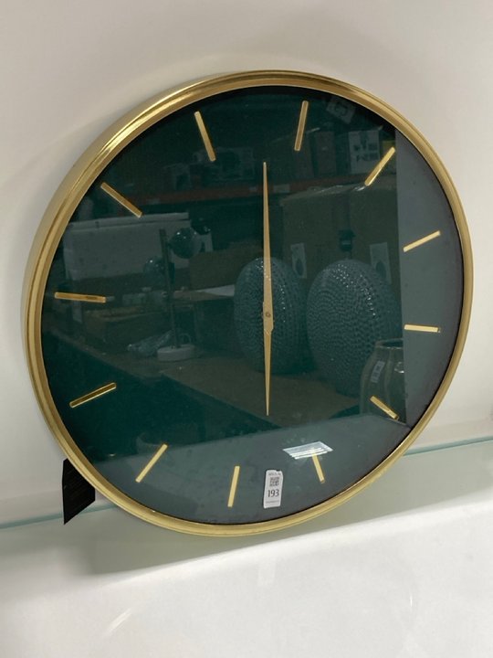 Lot 193  
            Marchington SR11 - Collection 

                
(COLLECTION ONLY) MODERN CONTEMPORARY STYLE ROUND WALL CLOCK IN BRASS AND DEEP GR...