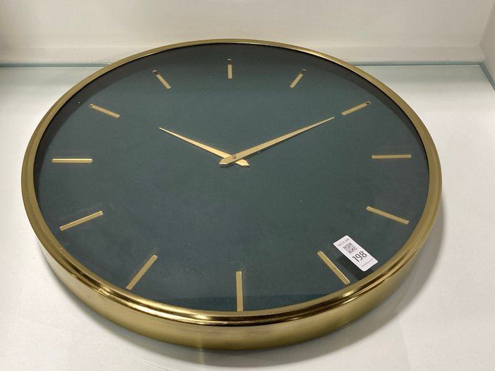Lot 198  
            Marchington SR11 - Collection 

                
(COLLECTION ONLY) MODERN CONTEMPORARY STYLE ROUND WALL CLOCK IN BRASS AND DEEP GR...