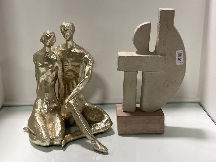 Lot 201  
            Marchington SR11 - Collection 

                
(COLLECTION ONLY) 2 X ASSORTED HOUSEHOLD ORNAMENTS TO INCLUDE COUPLE SITTING FIGU...