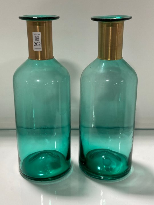 Lot 202  
            Marchington SR11 - Collection 

                
(COLLECTION ONLY) 2 X TALL VASES IN GREEN AQUA GLASS AND BRASS FINISH: LOCATION - C3