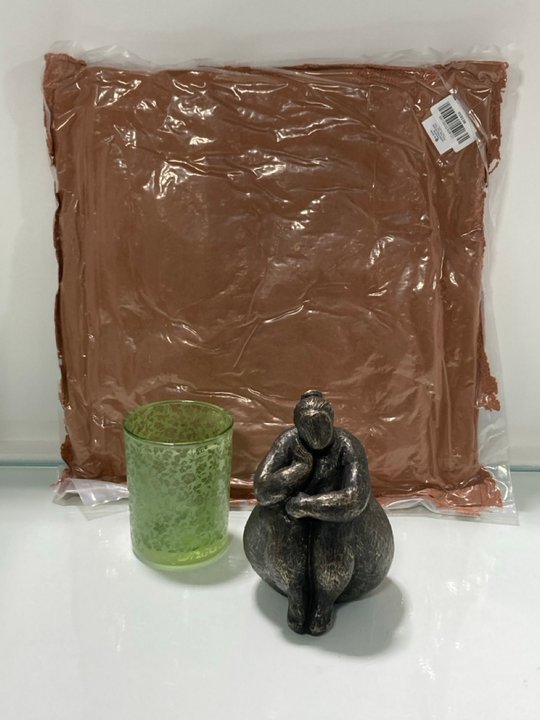 Lot 203  
            Marchington SR11 - Collection 

                
(COLLECTION ONLY) QTY OF ASSORTED HOMEWARE ITEMS TO INCLUDE BRONZE STYLE SITTING ...
