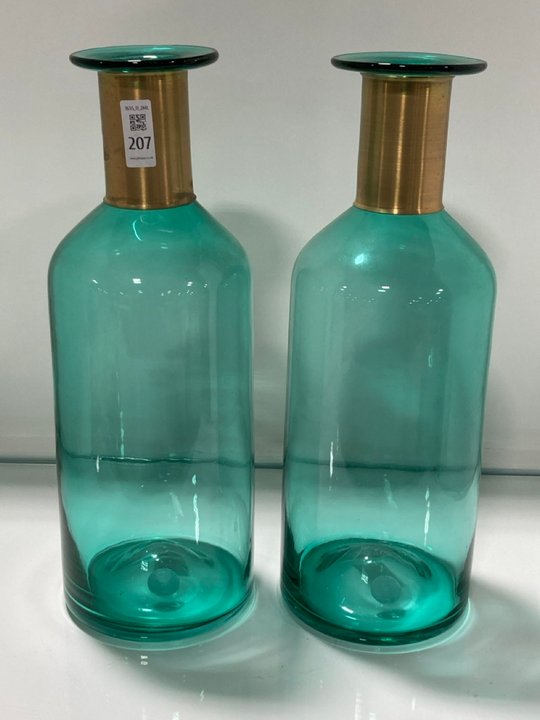 Lot 207  
            Marchington SR11 - Collection 

                
(COLLECTION ONLY) 2 X TALL VASES IN GREEN AQUA GLASS AND BRASS FINISH: LOCATION - C3