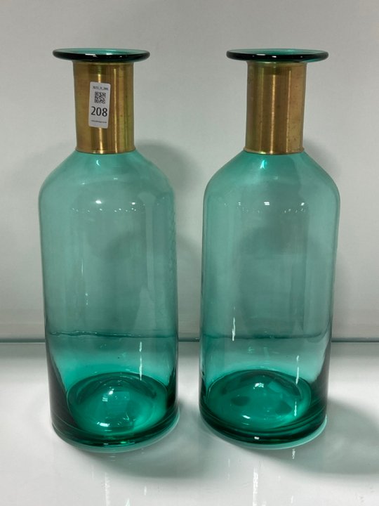 Lot 208  
            Marchington SR11 - Collection 

                
(COLLECTION ONLY) 2 X TALL VASES IN GREEN AQUA GLASS AND BRASS FINISH: LOCATION - C3