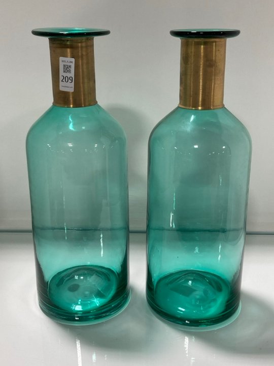 Lot 209  
            Marchington SR11 - Collection 

                
(COLLECTION ONLY) 2 X TALL VASES IN GREEN AQUA GLASS AND BRASS FINISH: LOCATION - C3