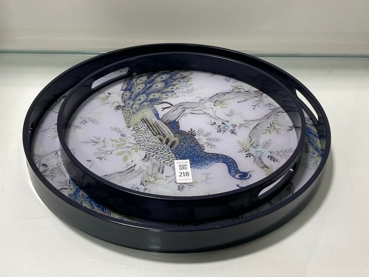 Lot 218  
            Marchington SR11 - Collection 

                
(COLLECTION ONLY) SET OF 2 PEACOCK DESIGN SMALL SERVING TRAYS IN DARK NAVY: LOCAT...