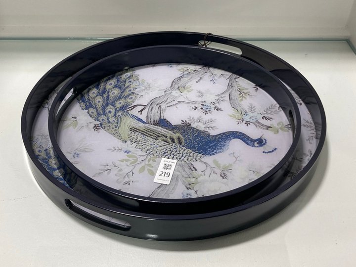 Lot 219  
            Marchington SR11 - Collection 

                
(COLLECTION ONLY) SET OF 2 PEACOCK DESIGN SMALL SERVING TRAYS IN DARK NAVY: LOCAT...