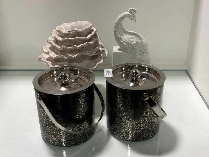 Lot 223  
            Marchington SR11 - Collection 

                
(COLLECTION ONLY) 4 X ASSORTED HOME ORNAMENTS TO INCLUDE PEACOCK BOOKEND IN WHITE...