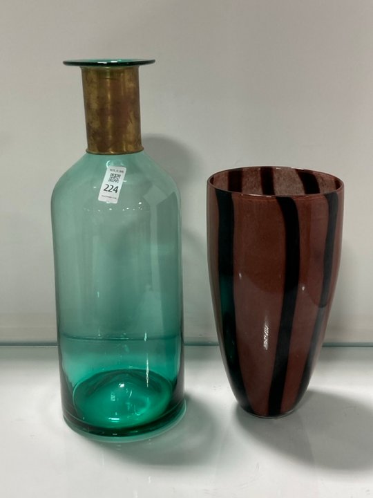 Lot 224  
            Marchington SR11 - Collection 

                
(COLLECTION ONLY) 2 X ASSORTED HOME VASES TO INCLUDE TALL GLASS VASE IN AQUA GREE...