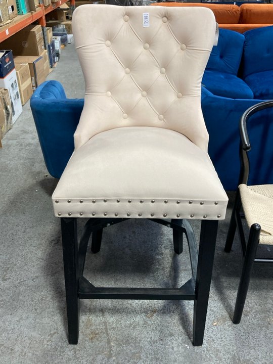 Lot 262  
            Marchington SR11 - Delivery or Collection 

                
DREAMS INTERIORS BUTTON BACK STYLE BAR CHAIR IN CREAM AND BLACK: LOCATION - C4