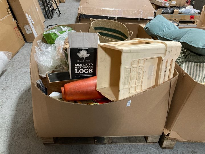 Lot 582  
            Marchington SR11 - Delivery or Collection 

                
PALLET OF ASSORTED HOUSEHOLD ITEMS TO INCLUDE WOVEN LAUNDRY BASKET: LOCATION - A1...