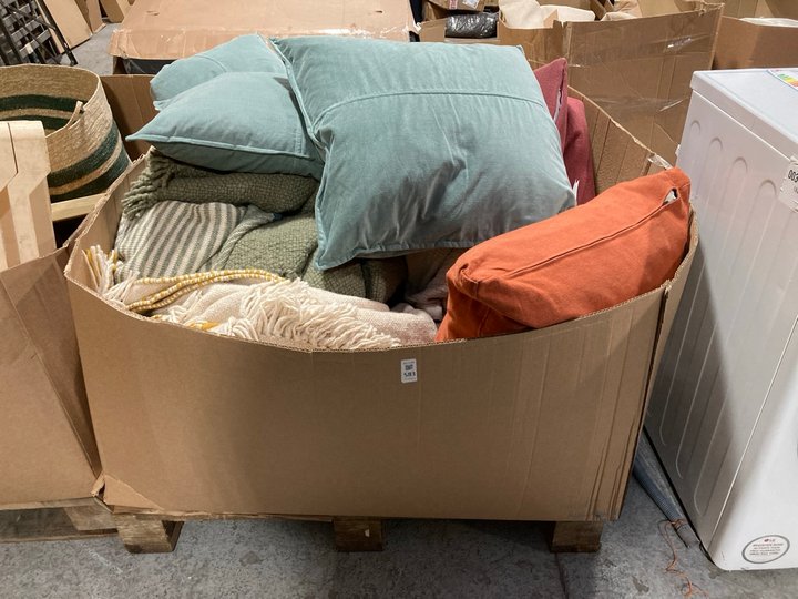 Lot 583  
            Marchington SR11 - Delivery or Collection 

                
PALLET OF ASSORTED LOAF.COM SOFT FURNISHINGS TO INCLUDE SOFT WOOLY THROW IN PINK:...
