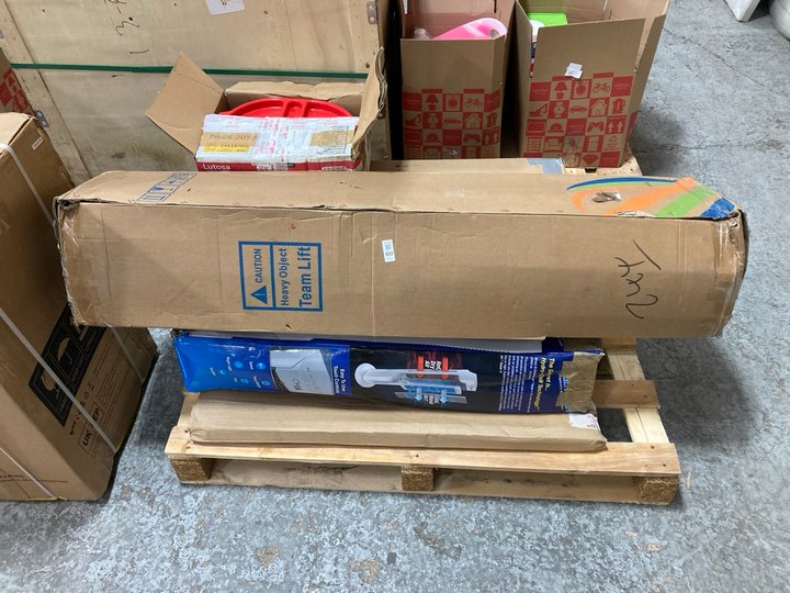 Lot 651  
            Marchington SR11 - Delivery or Collection 

                
PALLET OF ASSORTED ITEMS TO INCLUDE LARGE RED MEAL TRAY WITH 4 COMPARTMENTS: LOCA...