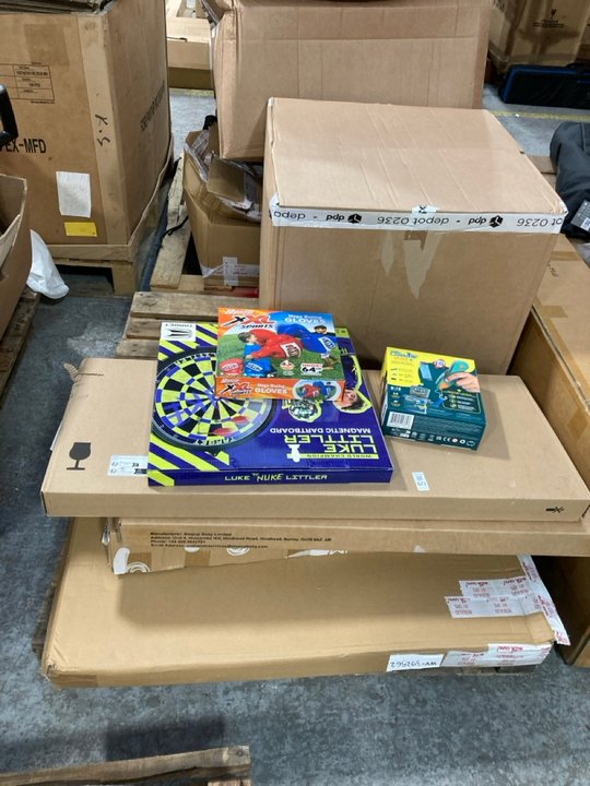 Lot 673  
            Marchington SR11 - Delivery or Collection 

                
QTY OF ASSORTED TOYS TO INCLUDE MEGA BOXING GLOVES: LOCATION - A5