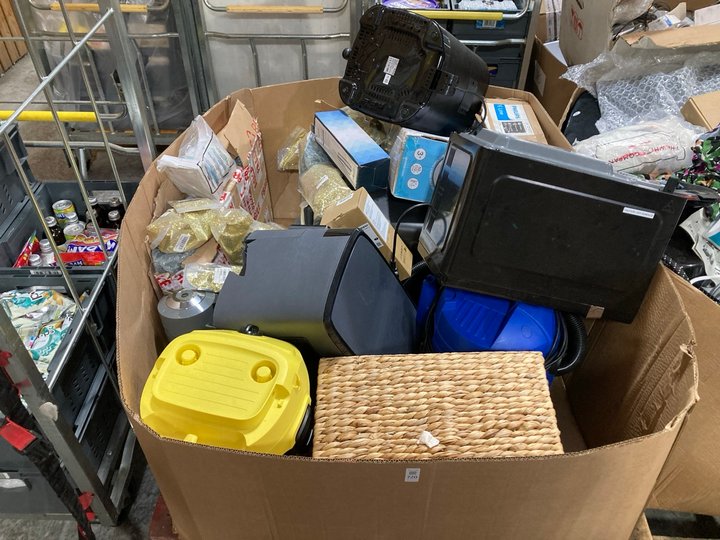 Lot 720  
            Marchington SR11 - Delivery or Collection 

                
PALLET OF ASSORTED ITEMS TO INCLUDE RUSSELL HOBBS MICROWAVE OVEN IN BLACK: LOCATI...
