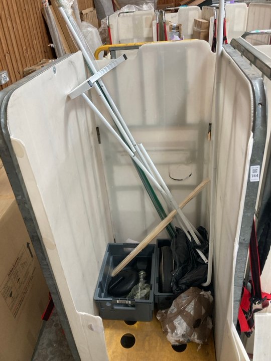 Lot 744  
            Marchington SR11 - Delivery or Collection 

                
CAGE OF ASSORTED ITEMS TO INCLUDE DUMBBELL WEIGHT AND GAZEBO BASE WEIGHT - CAGE N...