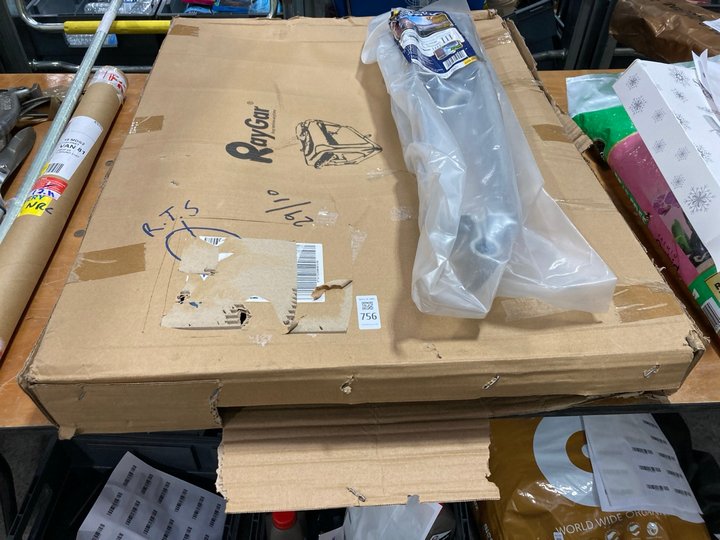 Lot 756  
            Marchington SR11 - Delivery or Collection 

                
2 X ASSORTED ITEMS TO INCLUDE RAYGAR COLLAPSIBLE FABRIC PET CARRIER: LOCATION - A8