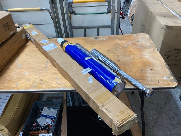 Lot 760  
            Marchington SR11 - Delivery or Collection 

                
QTY OF ASSORTED ITEMS TO INCLUDE PAIR OF CHROME WEIGHT BARS: LOCATION - A8