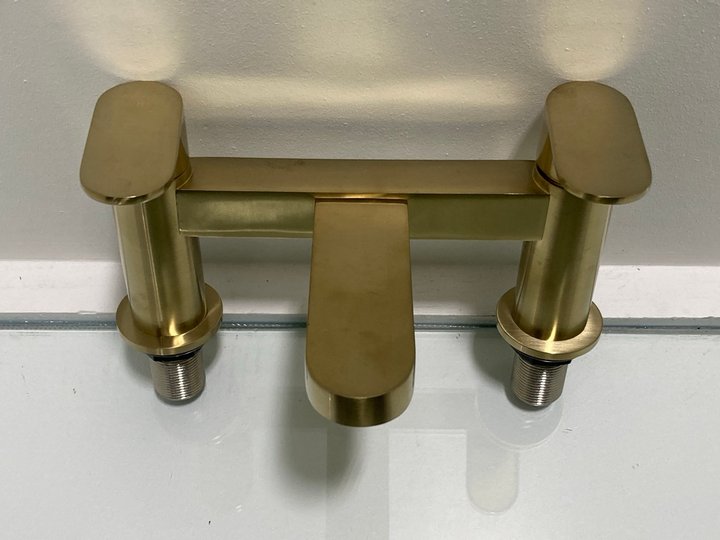 Lot 1104  
            Marchington SR19 - Delivery or Collection 

                
DECK MOUNTED BATH FILLER IN BRUSHED BRASS - ORIGINAL RRP £250: LOCATION - RACKING 3