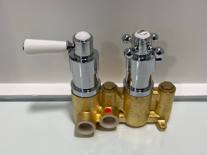 Lot 192  
            Marchington SR19 - Delivery or Collection 

                
TRADITIONAL TWIN DIVERTER VALVE IN CHROME - ORIGINAL RRP £299: LOCATION - RACKING 1