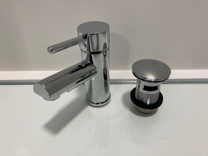 Lot 196  
            Marchington SR19 - Delivery or Collection 

                
MONO BASIN MIXER TAP IN CHROME WITH SPRUNG WASTE - ORIGINAL RRP £205: LOCATION - ...
