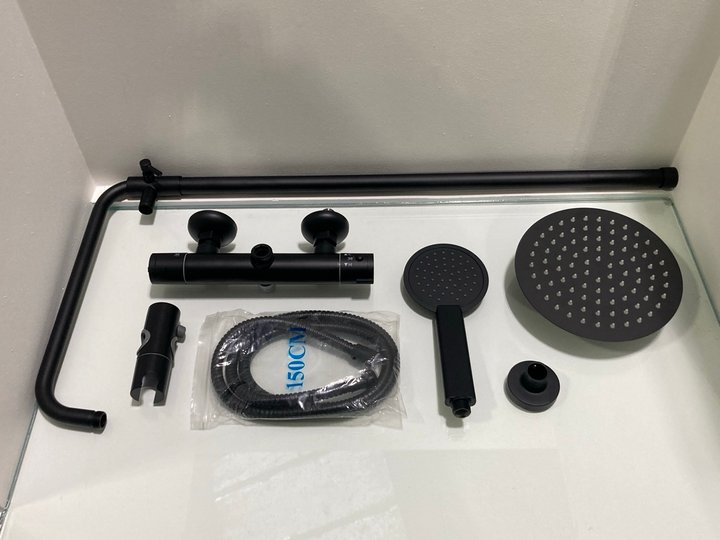 Lot 275  
            Marchington SR19 - Delivery or Collection 

                
THERMOSTATIC BAR SHOWER VALVE IN BLACK WITH RISER RAIL, ROUND FIXED SHOWER HEAD, ...