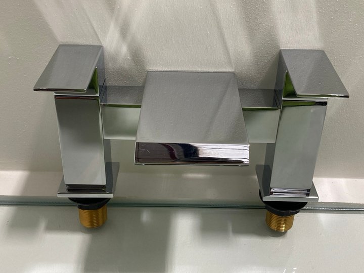 Lot 297  
            Marchington SR19 - Delivery or Collection 

                
DECK MOUNTED BLADE STYLE BATH FILLER IN CHROME - ORIGINAL RRP £320: LOCATION - RA...