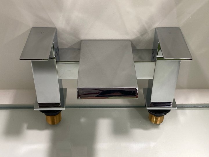 Lot 298  
            Marchington SR19 - Delivery or Collection 

                
DECK MOUNTED BLADE STYLE BATH FILLER IN CHROME - ORIGINAL RRP £320: LOCATION - RA...