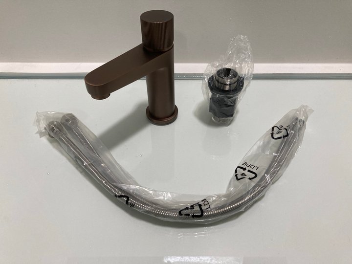 Lot 323  
            Marchington SR19 - Delivery or Collection 

                
MONO BASIN MIXER TAP IN BRUSHED BRONZE - ORIGINAL RRP £190: LOCATION - RACKING 1