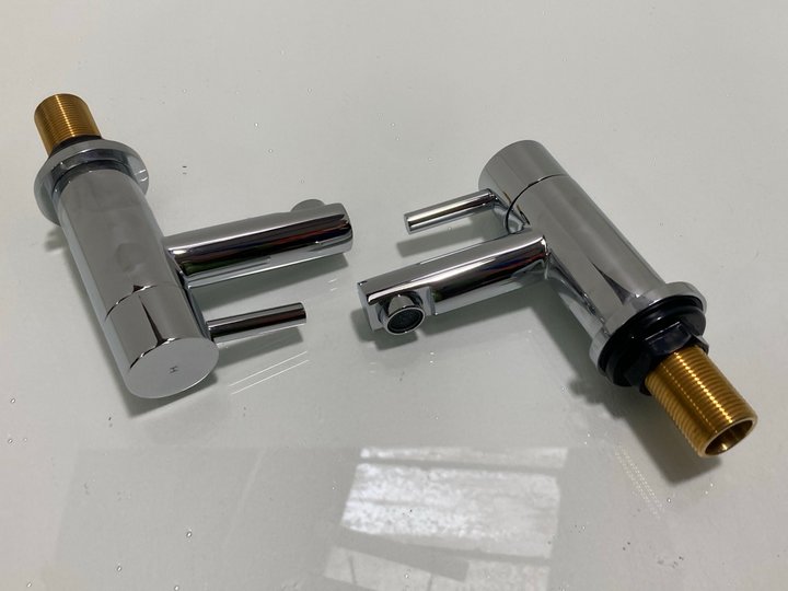 Lot 327  
            Marchington SR19 - Delivery or Collection 

                
PAIR OF MODERN ALL CHROME BATH/BASIN PILLAR TAPS - ORIGINAL RRP £105: LOCATION - ...