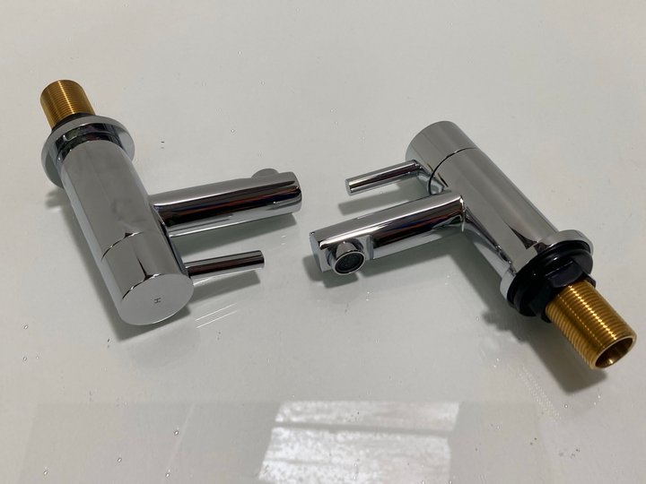 Lot 328  
            Marchington SR19 - Delivery or Collection 

                
PAIR OF MODERN ALL CHROME BATH/BASIN PILLAR TAPS - ORIGINAL RRP £105: LOCATION - ...