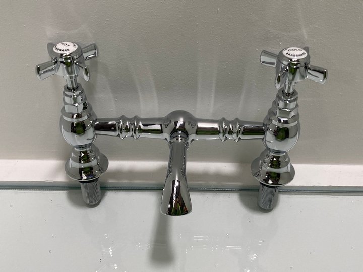 Lot 340  
            Marchington SR19 - Delivery or Collection 

                
TRADITIONAL BRIDGE STYLE BASIN MIXER IN CHROME - ORIGINAL RRP £190: LOCATION - RA...