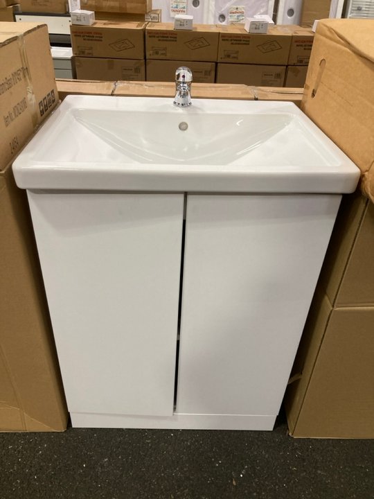 Lot 40  
            Marchington SR19 - Delivery or Collection 

                
FLOOR STANDING 2 DOOR SINK UNIT IN WHITE WITH A 600 X 530MM 1TH CERAMIC BASIN COM...