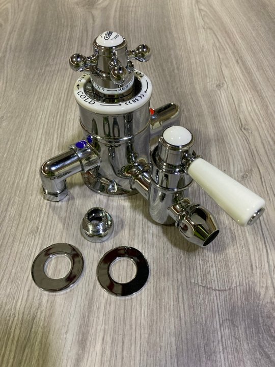 Lot 486  
            Marchington SR19 - Delivery or Collection 

                
TRADITIONAL TWIN EXPOSED SHOWER VALVE IN CHROME - ORIGINAL RRP £435: LOCATION - R...