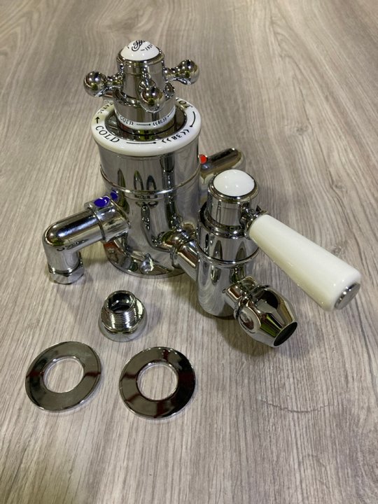 Lot 487  
            Marchington SR19 - Delivery or Collection 

                
TRADITIONAL TWIN EXPOSED SHOWER VALVE IN CHROME - ORIGINAL RRP £435: LOCATION - R...