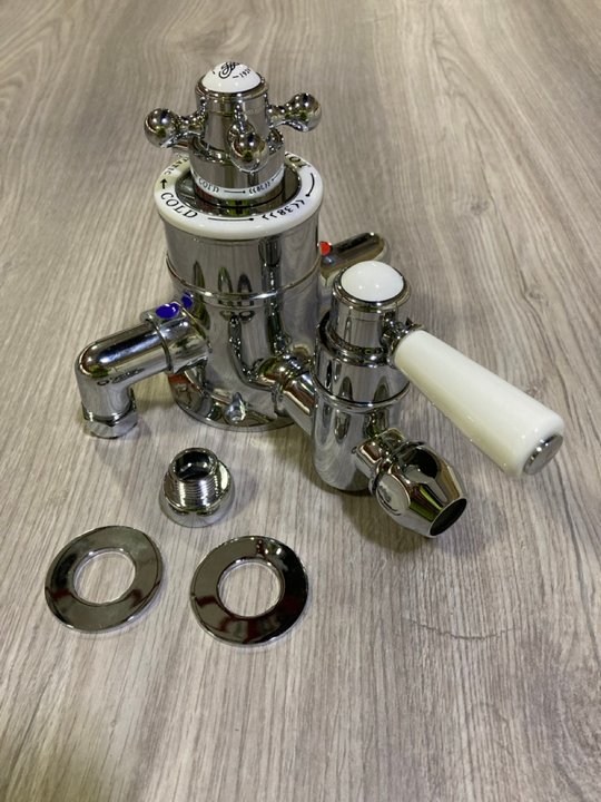 Lot 488  
            Marchington SR19 - Delivery or Collection 

                
TRADITIONAL TWIN EXPOSED SHOWER VALVE IN CHROME - ORIGINAL RRP £435: LOCATION - R...