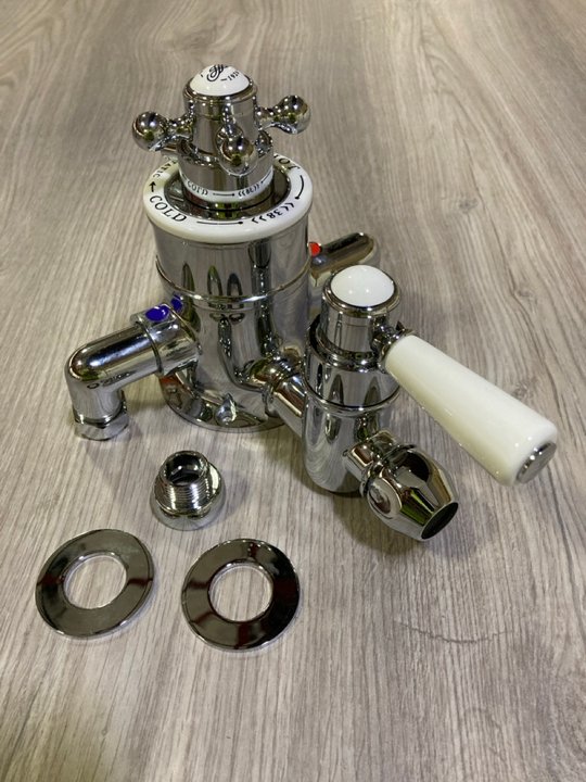 Lot 489  
            Marchington SR19 - Delivery or Collection 

                
TRADITIONAL TWIN EXPOSED SHOWER VALVE IN CHROME - ORIGINAL RRP £435: LOCATION - R...