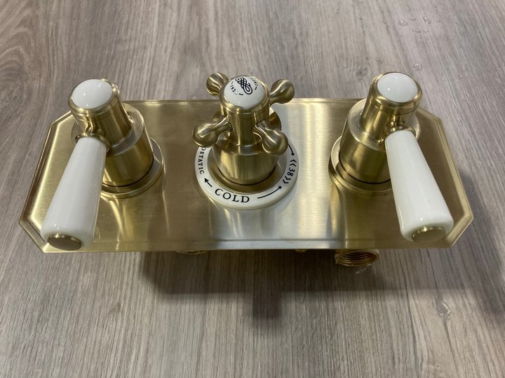 Lot 505  
            Marchington SR19 - Delivery or Collection 

                
TRADITIONAL TRIPLE CONCEALED SHOWER VALVE IN BRUSHED BRASS - ORIGINAL RRP £515: L...
