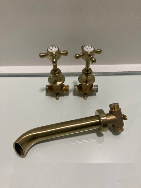 Lot 510  
            Marchington SR19 - Delivery or Collection 

                
PAIR OF TRADITIONAL CROSS HEAD STOP TAPS IN BRUSHED BRASS WITH SPOUT - ORIGINAL R...