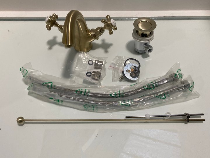 Lot 517  
            Marchington SR19 - Delivery or Collection 

                
TRADITIONAL CROSSHEAD MONO BASIN MIXER TAP IN BRUSHED BRASS WITH POP UP WASTE - O...