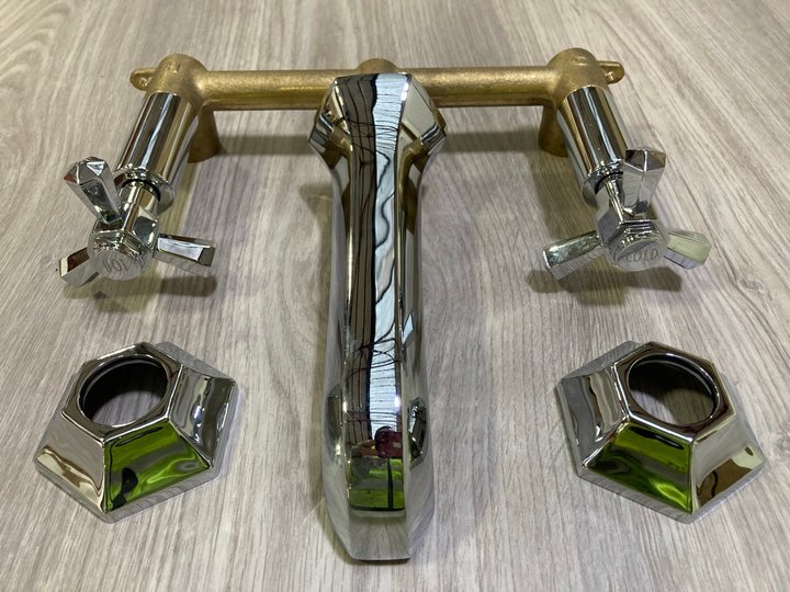 Lot 556  
            Marchington SR19 - Delivery or Collection 

                
WALL MOUNTED 3 HOLE BASIN MIXER IN CHROME - ORIGINAL RRP £240: LOCATION - RACKING 2